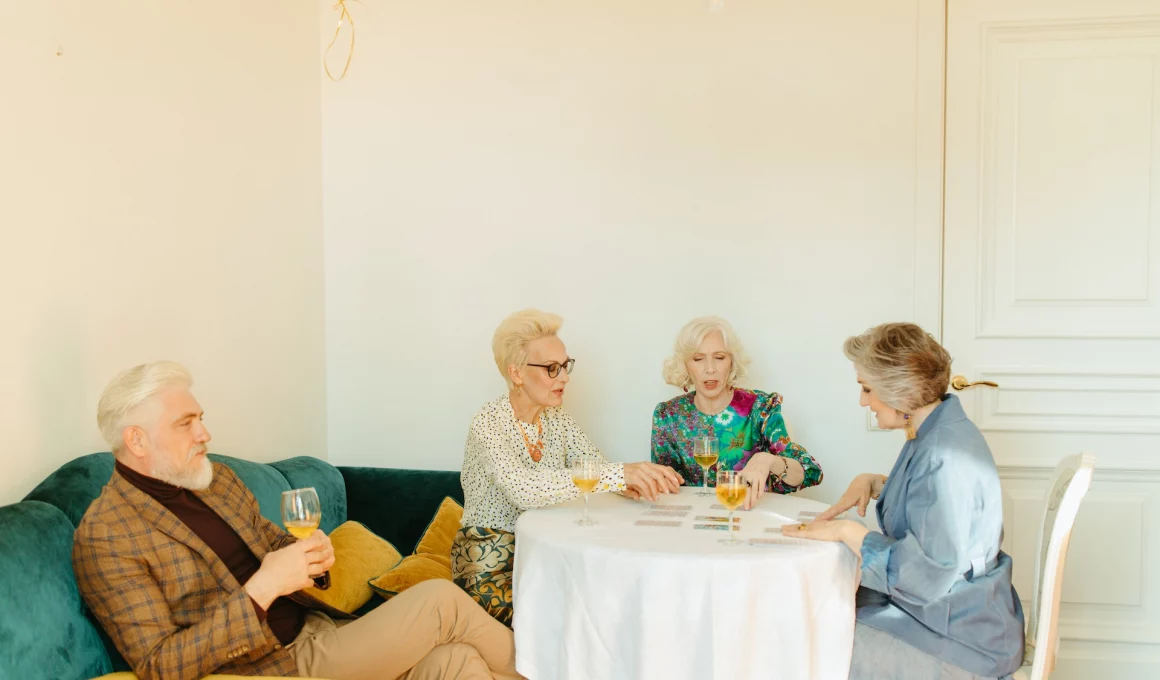 Quatre seniors élégants prenant l'apéritif.