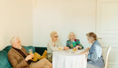 Quatre seniors élégants prenant l'apéritif.