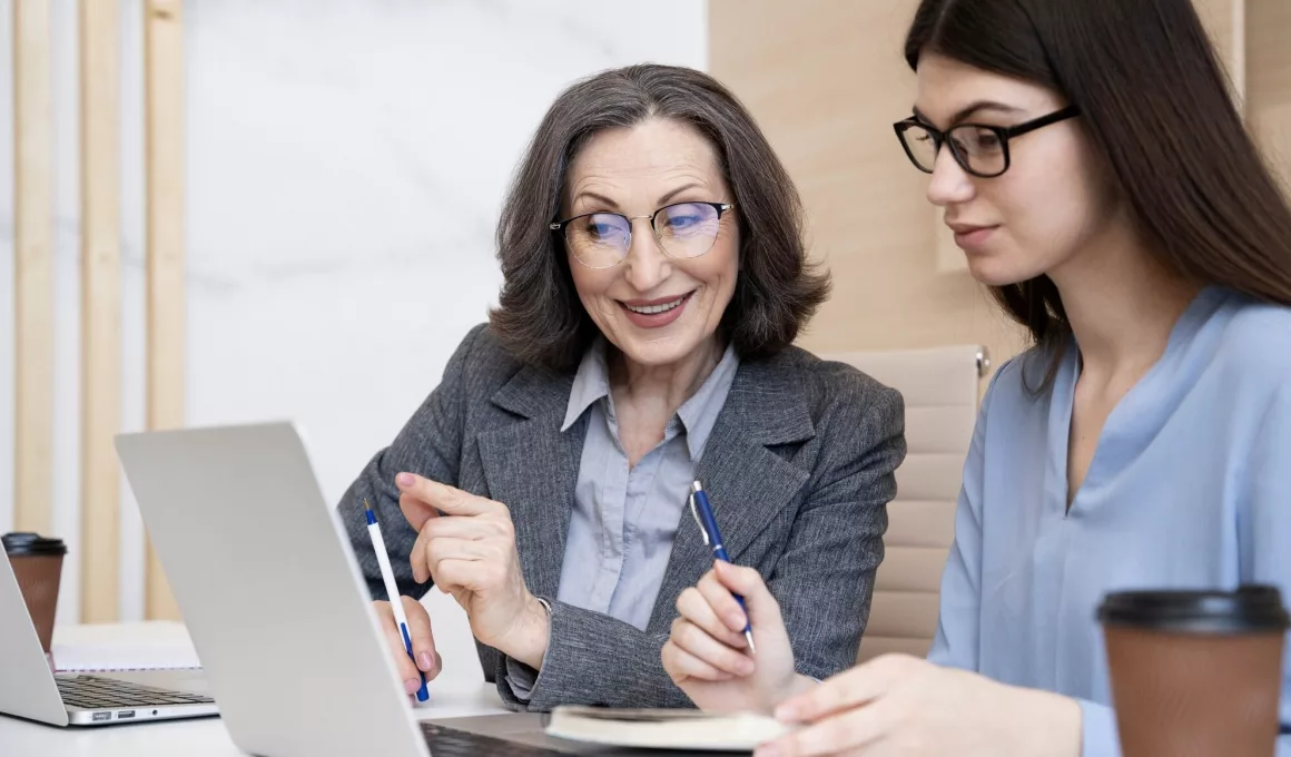 Collaboration entre deux femmes professionnelles.