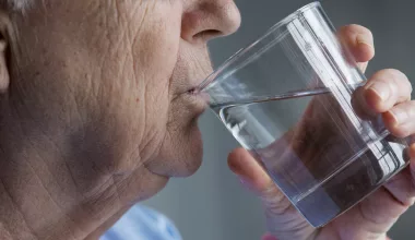 Personne âgée buvant de l'eau