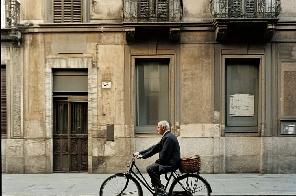 Homme âgé roulant à vélo devant immeuble historique.