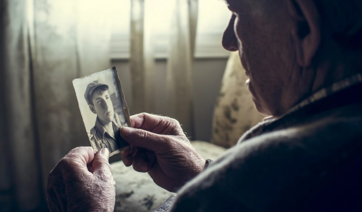 Homme âgé tenant une vieille photo en noir et blanc.