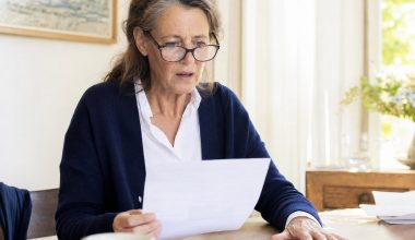 Femme âgée lisant un document avec inquiétude