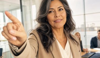 Femme d'affaires pointant lors d'une réunion