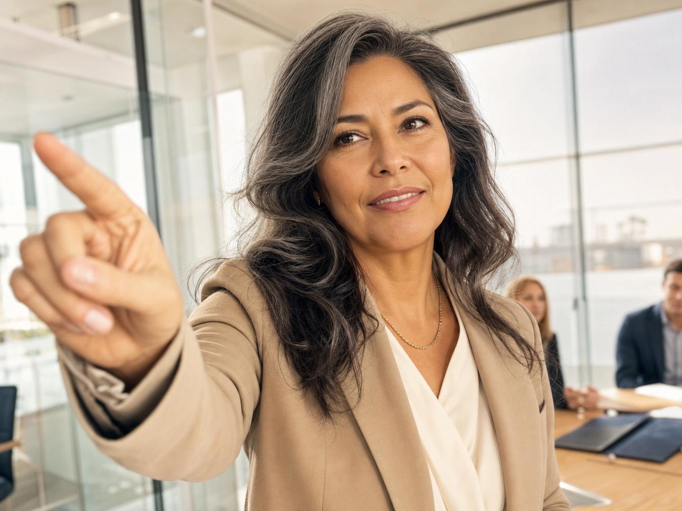 Femme d'affaires pointant lors d'une réunion
