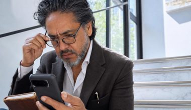 Homme consultant son smartphone pour simuler sa retraite 2026 avec Mon estimation retraite